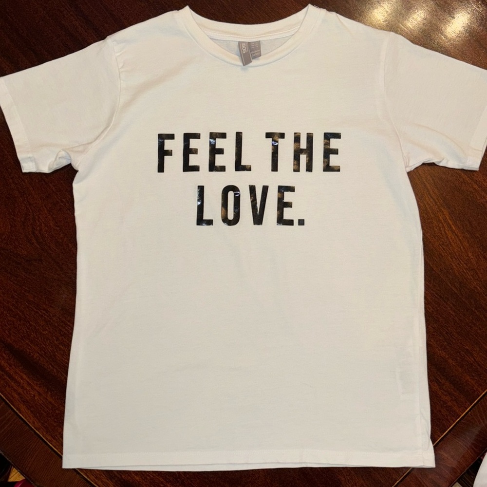 🖤🤍ASOS - Women’s Feel the Love Tee🤍🖤